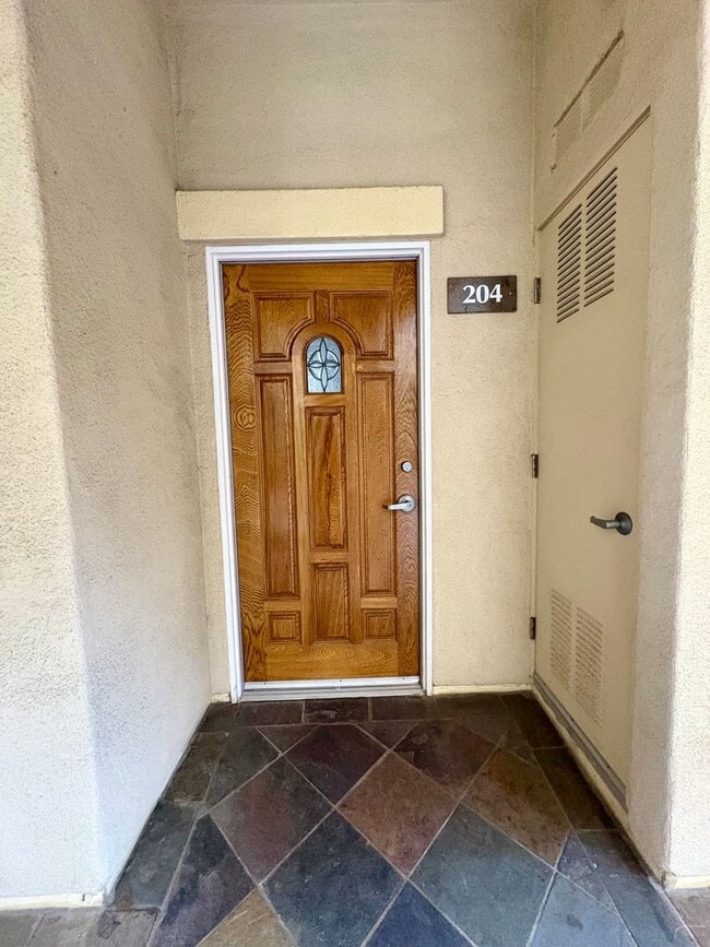 Building Photo - 2 Bedroom Condo in Downtown Ventura with O...