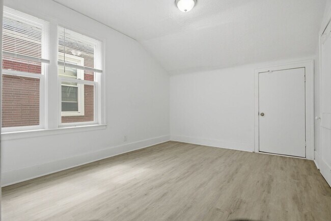 Building Photo - $1200/month bungalow