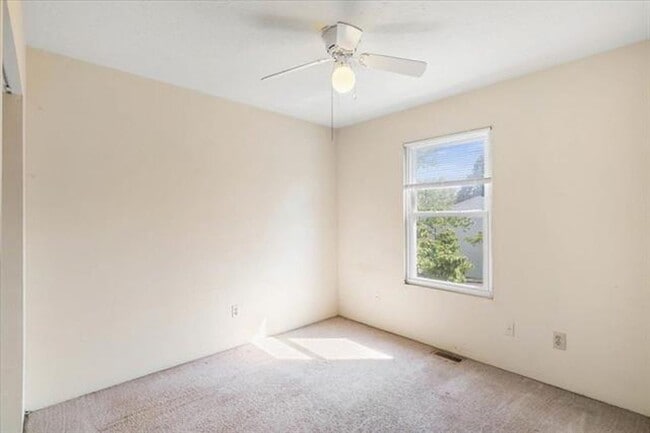 Building Photo - 4 Bed/2.5 Bath Townhome Near VT