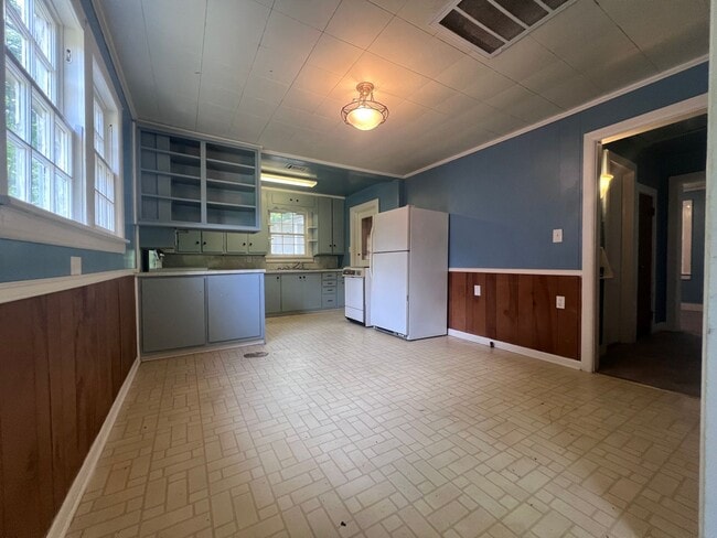Building Photo - 1305 W Vine Ave