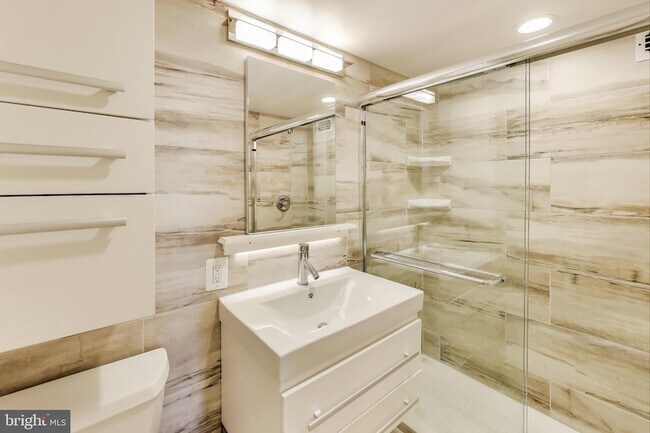 Building Photo - 4 Monroe St