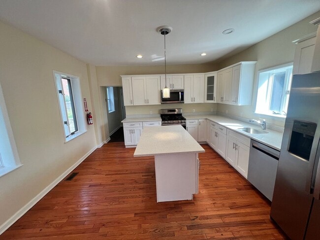 Building Photo - 838 Smith St