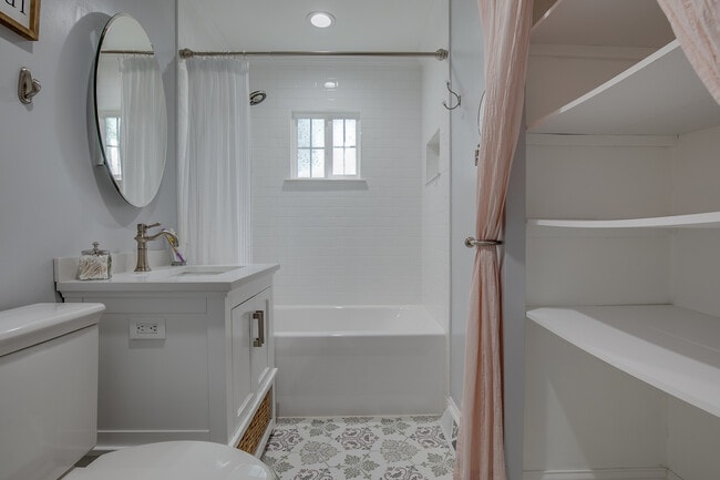 Building Photo - 523 Hawley Ct