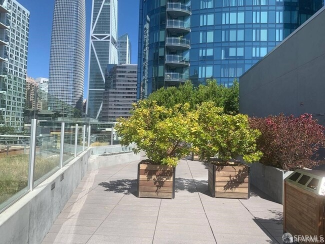 Building Photo - 318 Main St