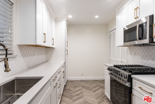 Building Photo - 818 6th St