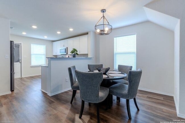 Building Photo - 5802 Rolling Gln