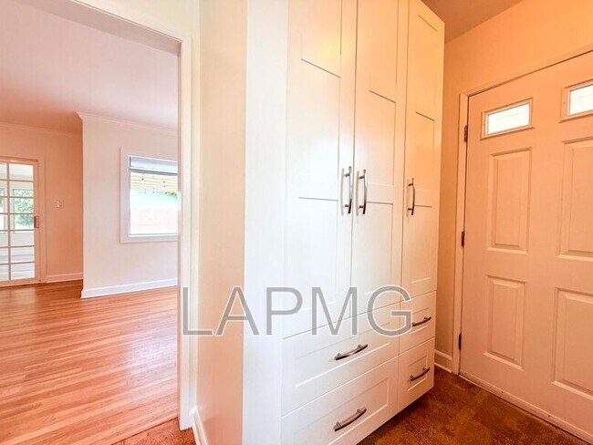 Building Photo - 16457 Gledhill St