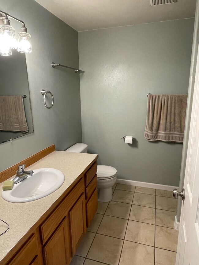 Primary Bathroom - 832 Umpqua St