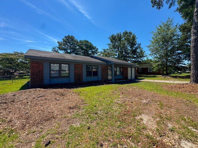 Building Photo - Cute 3 Bed 1.5 Bath Home with Fenced Yard