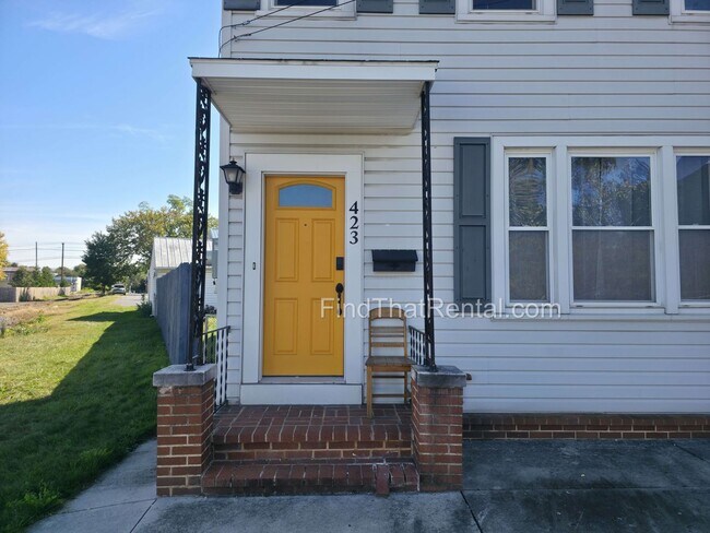 Building Photo - 423 N Bedford St