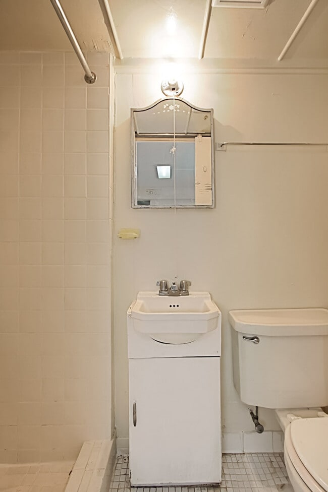 Building Photo - Blocks to Crystal City Metro and just minutes to Washington, D.C. via the 14th Street Bridge