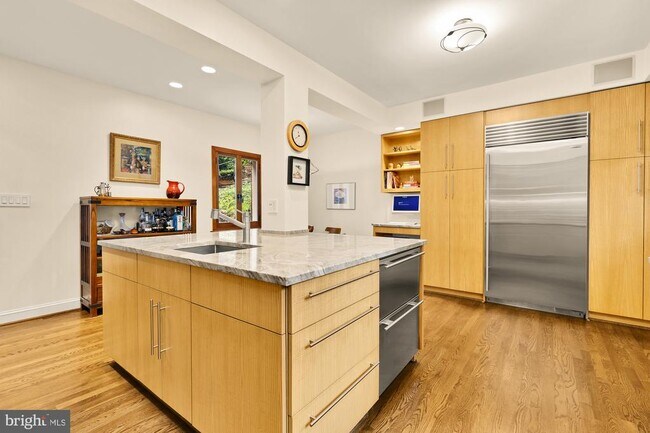 Building Photo - 3111 Chain Bridge Rd NW