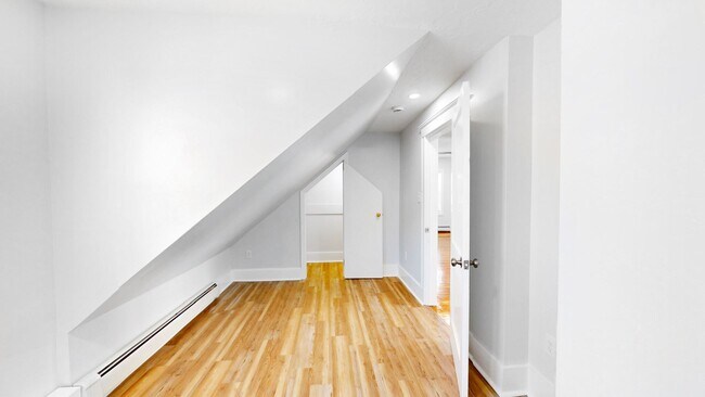 Building Photo - Avl 6/1 or sooner - Renovated 2BR in downt...