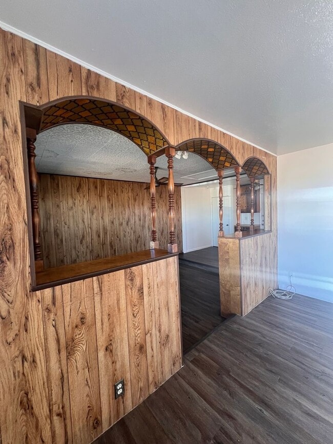 Building Photo - Charming home located near John Ireland El...
