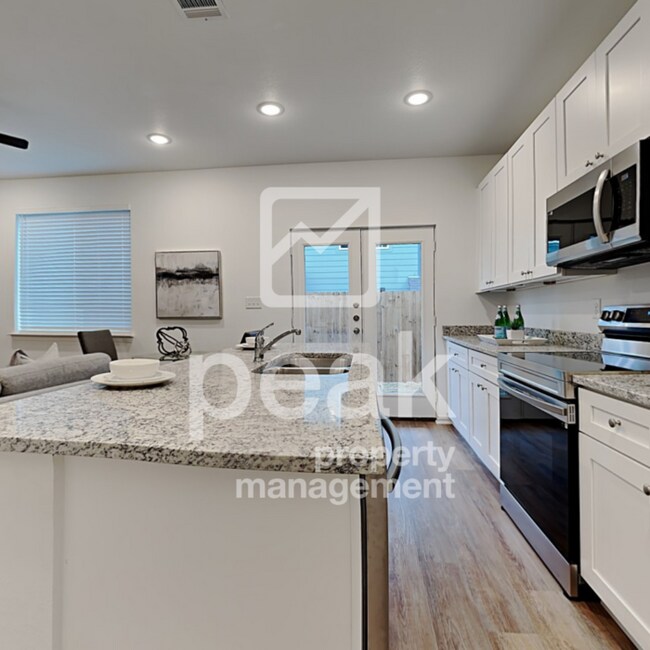 Building Photo - 3 Bed/2.5 Bath Townhome located in Forest ...