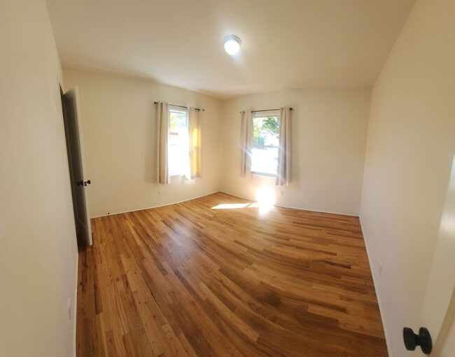 Building Photo - Well maintained 5 bedroom 2 bath with garage