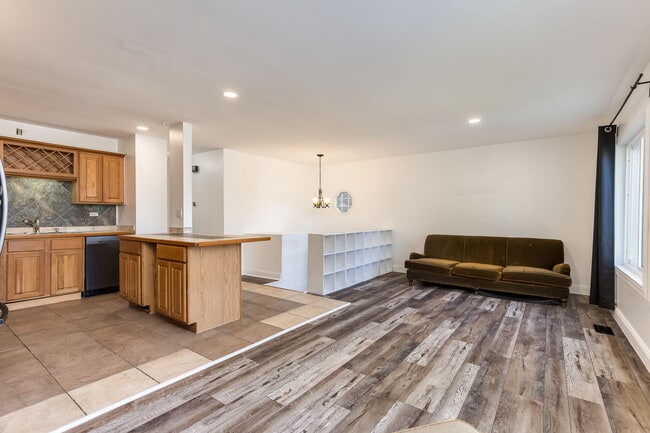 Building Photo - 214 Far Hills Dr