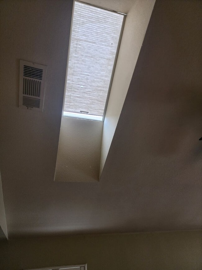 Building Photo - 3 Bedroom 2 Bath in HOA Community with Com...