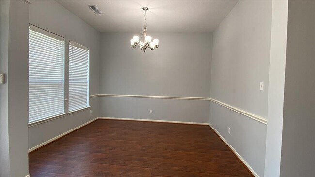 Building Photo - 2614 W Lake Dr