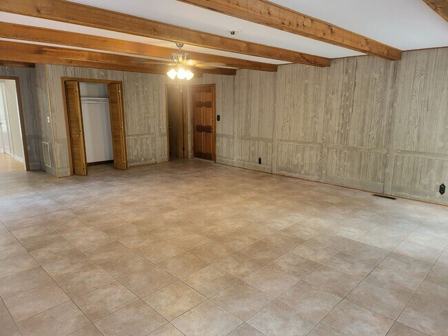 Building Photo - Very large 4 bedroom ranch in Donelson, TN...