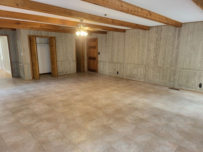 Building Photo - Very large 4 or 5 bedroom ranch in Donelso...