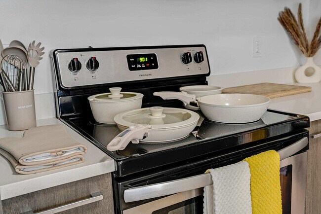 Building Photo - 404 NE 2nd Ave