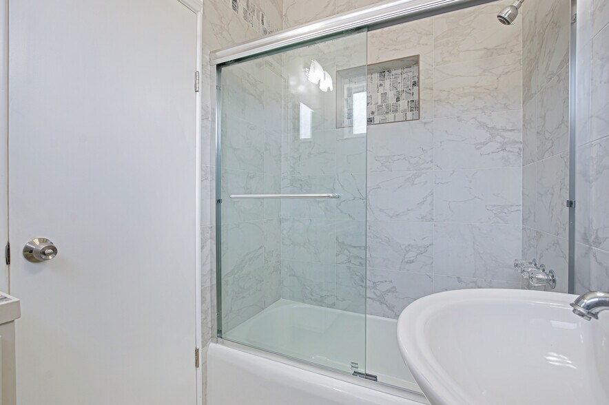 Bathroom - 11301 Gladwin St
