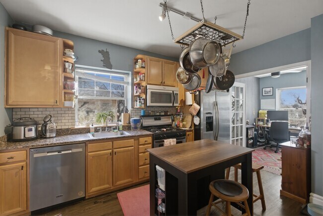 Building Photo - 2544 W George St