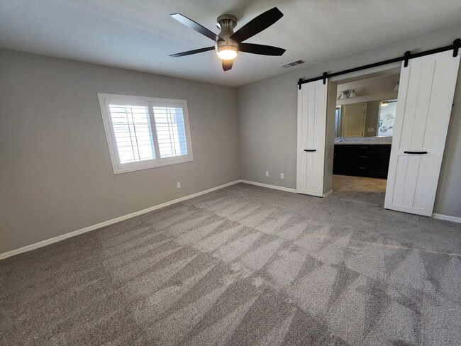 Building Photo - Three Level Mountains Edge Townhome