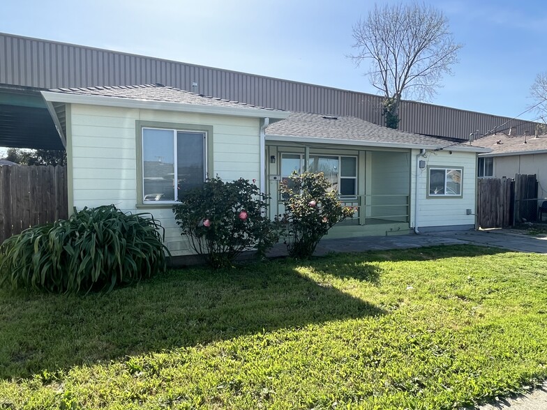 Building Photo - 10051 Bernhardt Dr