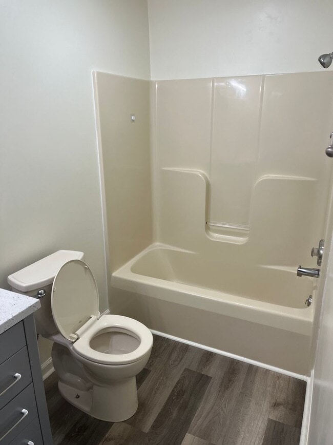 Building Photo - 4 Bedroom 2 Bathroom Top Floor