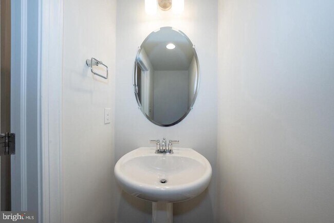 Building Photo - 220 Charles Ellis Dr