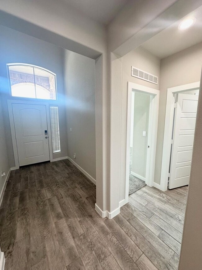 Building Photo - 5 Bedroom 4 Bathroom Ready to Rent ASAP!