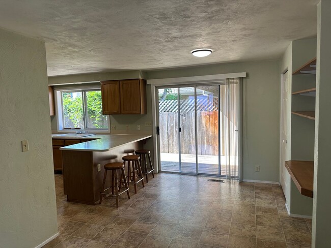 Building Photo - Large 2 bedroom 2 bathroom duplex with garage!