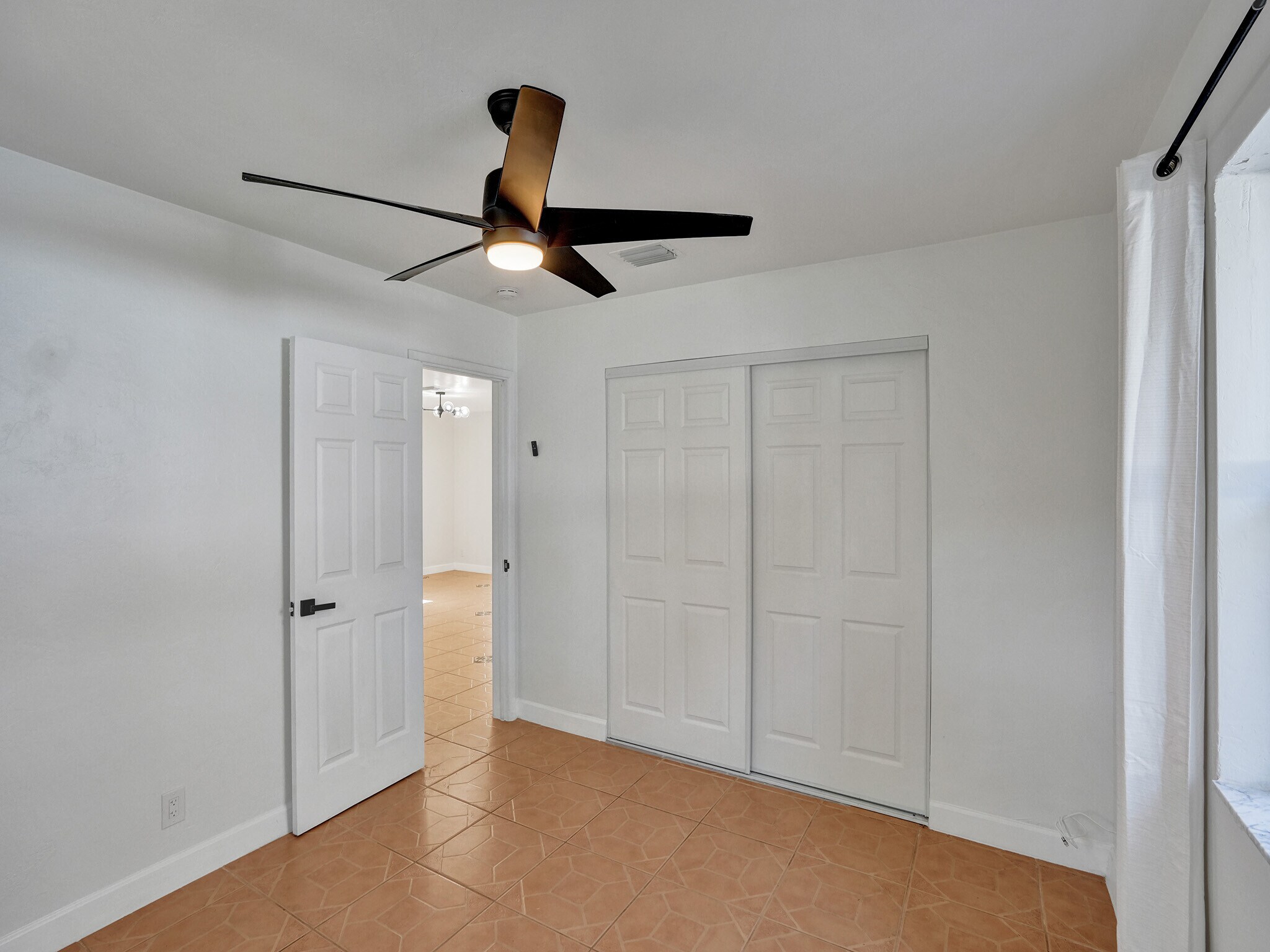 Building Photo - 920 NE 34th Ct