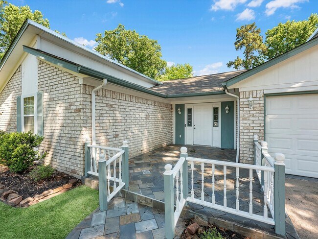 Building Photo - 3010 Glen Spring Dr