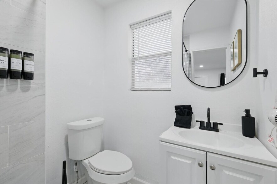 Building Photo - 2336 Minnie St