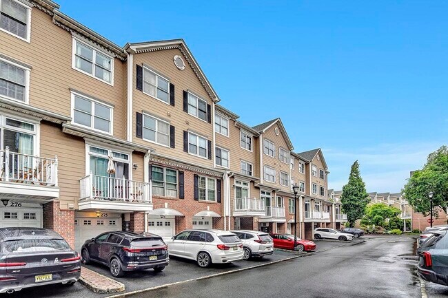 Building Photo - 274 Roslyn Ct