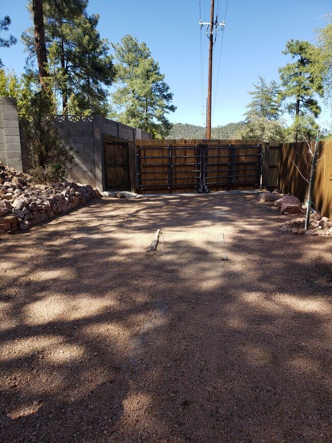 Building Photo - Super Clean 3 Bed / 2 Bath with RV parking