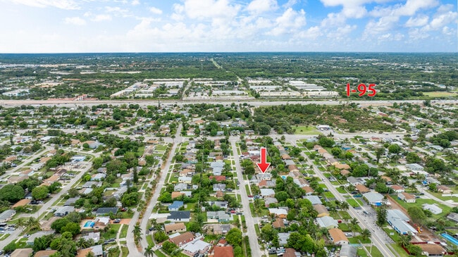 Building Photo - 201 NE 28th Ct