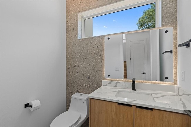 Building Photo - 909 Payne Ave