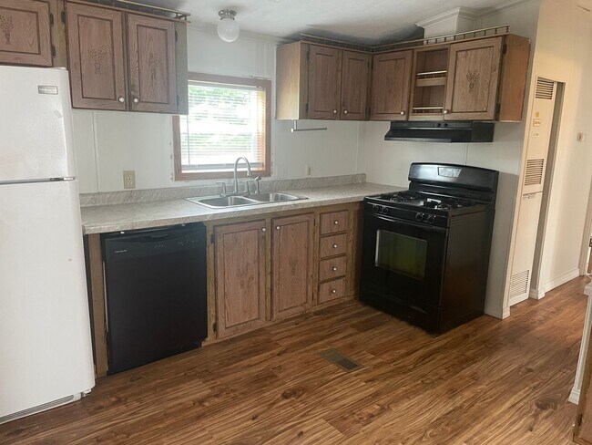 Building Photo - 3 Bedroom 2 Bathroom (move-in ready)