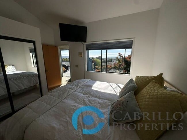 Building Photo - 2620 Deerpark Dr