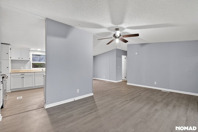 Building Photo - 5431 Pembrooke Dr