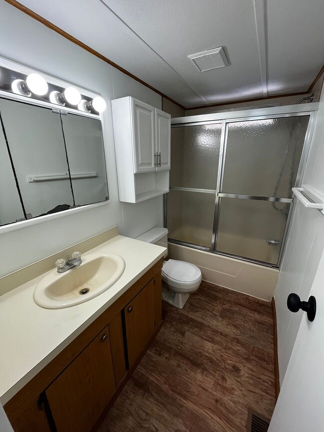 Building Photo - Newly Renovated Small 2BR w/Den Guest House