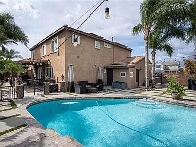 Building Photo - Absolutely Stunning home in Eastvale & loc...