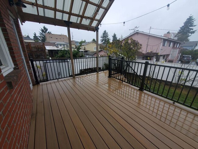 Building Photo - Charming 4 bed, 2 bath, fully fenced, covered deck in convenient location.