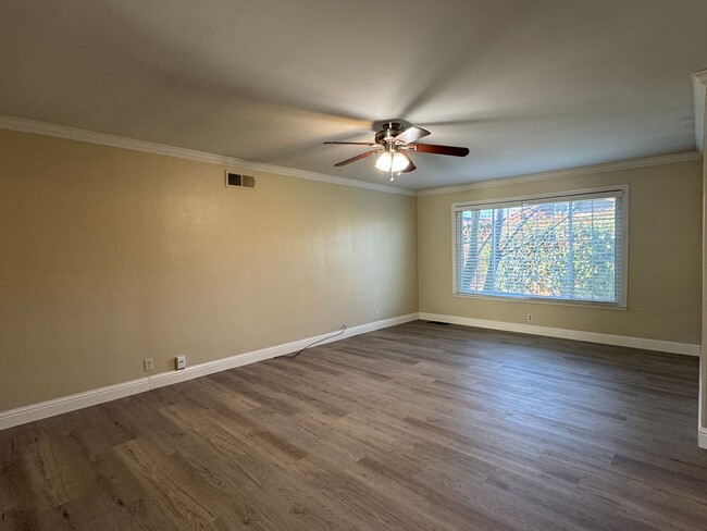 Building Photo - Three Bed, Two Bath Home in Stockton's Lin...