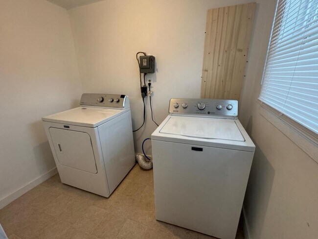 Building Photo - 413 Sandlewood Rd