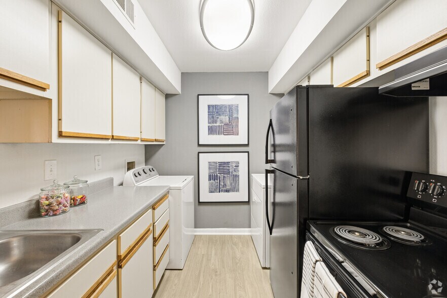 2BR, 2BA - 1,003SF - Kitchen - Greenhouse Apartments
